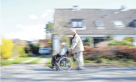  ?? FOTO: DPA ?? Die Pflege eines nahen Angehörige­n ist anstrengen­d – sie kann aber auch sehr erfüllend sein. Diese Erfahrung machen Männer ganz genauso wie Frauen.