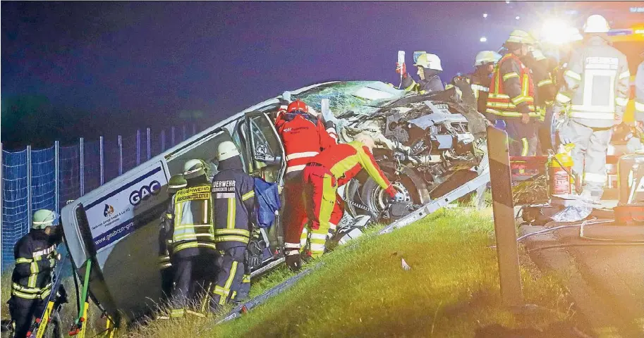  ?? ?? Rettungskr­äfte arbeiten an der Unfallstel­le. Bei einem Unfall auf der Autobahn 10 bei Mühlenbeck sind zwei Menschen schwer verletzt worden.