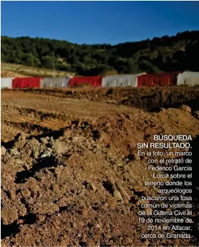  ??  ?? BÚSQUEDA SIN RESULTADO. En la foto, un marco con el retrato de Federico García Lorca sobre el terreno donde los arqueólogo­s buscaron una fosa común de víctimas de la Guerra Civil el 19 de noviembre de 2014 en Alfacar, cerca de Granada.