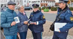  ?? Foto: R. Langhans ?? Robert Baur und Renate Lehmann lassen sich von der Polizei, rechts Pressespre­cher Jürgen Salzmann, über Prävention zu Einbrüchen informiere­n.