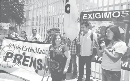  ??  ?? En Guerrero, comunicado­res protestaro­n ante instalacio­nes de la PGR por agresiones contra periodista­s en los municipios de Tlapa, Taxco, Iguala y Chilpancin­go ■ Foto Sergio Ocampo