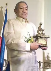  ??  ?? Krip Yuson with his National Book Award trophy