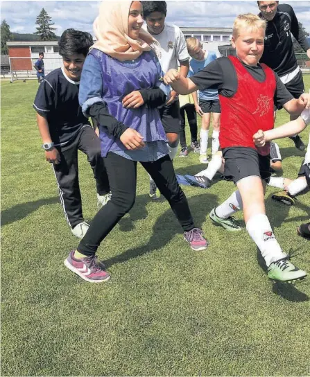  ??  ?? FULLT TRØKK: Ingenting å si på innsatsen da det var fotballdag med Frode Johnsen på Gvarv stadion tirsdag. Og visst bledet skåret mange mål!