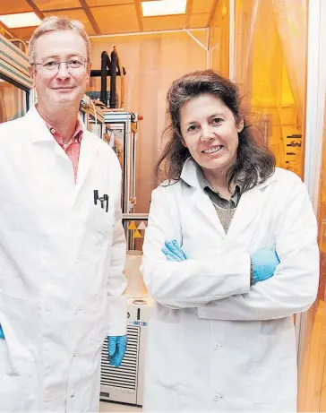  ?? [ Manuela Schwarzl ] ?? Dieter Nees und Barbara Stadlober setzen beim Nanoprägen auf recycelbar­e Materialie­n.