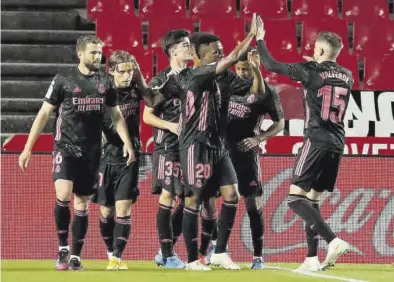  ?? EFE ?? Los jugadores del Real Madrid celebran uno de los goles anotados ayer ente el Granada en Los Cármenes.