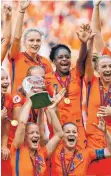  ?? FOTO: DPA ?? Europameis­terinnen – auch im Feiern: die Niederland­e.