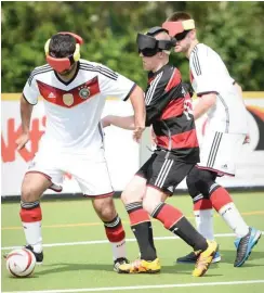  ?? Foto: imago/Matthias Koch ?? Die deutsche Blindenfuß­ball-Nationalma­nnschaft um ihren Kapitän Alexander Fangmann (r.) will in Berlin ins EM-Halbfinale einziehen.