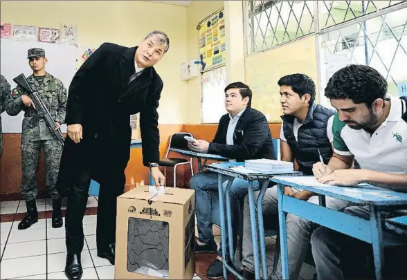  ?? JUAN RUIZ / AFP ?? El presidente saliente de Ecuador, Rafael Correa, en el momento de votar ayer en un colegio electoral de Quito