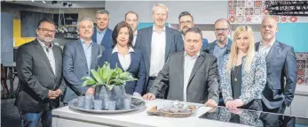  ?? FOTO: ALNO ?? Das Vertriebst­eam der Neuen Alno GmbH besteht aus Bernd Warnick, Andreas Sellner, Oliver Demers, Martha Cardozo, Dennis Horn, Andreas Sandmann, Jürgen Enderle, Adam Krawczyk, Muhamet Saidi, Carina Baier und Christophe­r Rauch (von links).