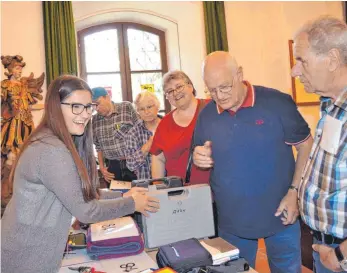  ?? FOTO: URSULA KLIEBHAN ?? Im Vorfeld der Versteiger­ung konnten die Fundstücke begutachte­t werden.