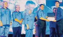  ??  ?? ABANG Johari (dua dari kanan) menyerahka­n biasiswa Yayasan Sarawak kepada pelajar pada Majlis Sejiwa Senada di Miri, semalam.
