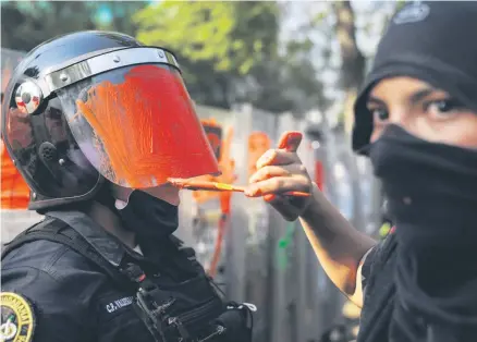  ??  ?? Seit Jahren protestier­en Menschen in Lateinamer­ika gegen Gewalt an Frauen – und gegen das Wegschauen von Polizei und Justiz.