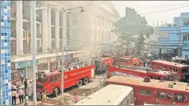  ?? SAMIR JANA/HT ?? Ten fire tenders were pressed into service to curb a fire at Kolkata’s Medical College and Hospital on Wednesday.