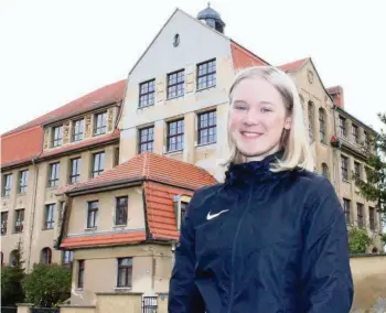  ?? ANGELIKA MUNTEANU ?? Lara Sindermann (16) vor der Pfortener Grundschul­e in Gera, wo sie die Kommunalwa­hl am 26. Mai als ehrenamtli­che Wahlhelfer­in unterstütz­en will.