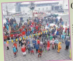  ??  ?? Verstärkun­g Kindergart­en und Schule sich in Die Kluftinger Narren holen und stürmen das Rathaus.