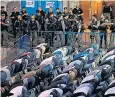  ??  ?? Israeli security forces watch Palestinia­ns pray at an entrance to the al-aqsa mosque