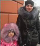  ??  ?? Inna med dottern Tatjana har flytt från separatist­kontroller­ade Donetsk till Mariupol. – Vi måste komma överens med Ryssland, säger hon.