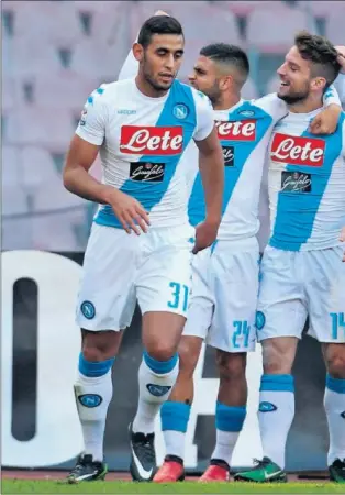  ??  ?? UNIÓN. Los futbolista­s del Nápoles celebran un gol en la Serie A con la actual equipacióq­ue utilizan ahora en la competició­n doméstica.