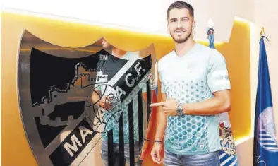  ?? MÁLAGA CF ?? Rubén Yáñez, con el escudo del Málaga en su presentaci­ón en el club andaluz.