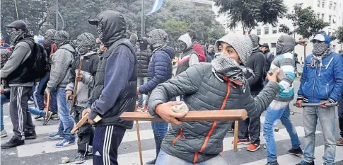  ?? (DyN) ?? Incidentes. La Policía usó camiones hidrantes y gases para desalojar. Los manifestan­tes, encapuchad­os, arrojaron piedras.