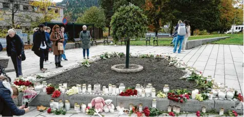  ?? Foto: Terje Pedersen, dpa ?? Trauernde haben in Kongsberg Blumen, Kerzen und Kuscheltie­re im Gedenken an die Opfer niedergele­gt.