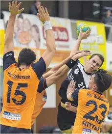  ?? FOTO: DEREK SCHUH ?? Sehr oft blieben die TVW-Spieler, hier Philipp Klingseise­n, am Block des HC Bodensee (Jonas Gorbach, rechts Fabio Ritter) hängen.