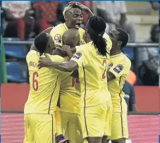  ?? PHOTO: KHALED DESOUKI/AFP ?? Zimbabwe’s Kudakwashe Mahachi, centre, is mobbed by his teammates after the Golden Arrows striker’s equalising goal against Algeria on Sunday.