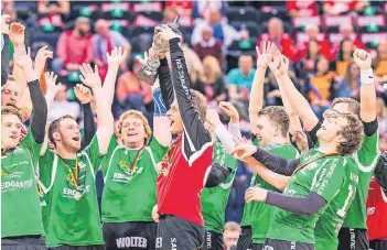  ?? FOTO: ARCHIV/SASCHA KLAHN ?? Die Handballer der SG Langenfeld waren 2016 im Dauerjubel­zustand.