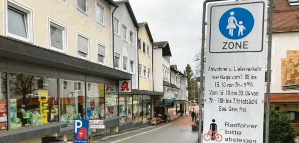  ?? Foto: Markus Heinrich ?? Ein Parkplatz in der Fußgängerz­one – der Stadtrat hat jetzt entschiede­n, ob er bleiben darf.