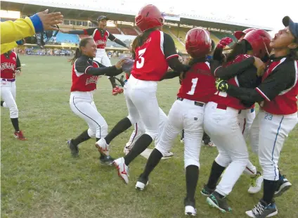  ?? SUNSTAR FOTO / ALEX BADAYOS ?? TIME AND AGAIN, WINNERS.
The Abellana National School (ANS) softball team celebrate their gold after defeating Salazar Institute of Technology. The ANS team is backed by a historic 10th straight title in the 27th Cebu City Olympics.