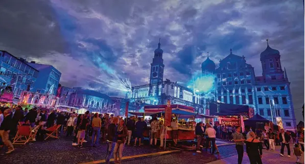  ?? Foto: Klaus Rainer Krieger ?? Party unter freiem Himmel: Auf dem Rathauspla­tz ist eine große Disco. Die Gebäude sind beleuchtet.