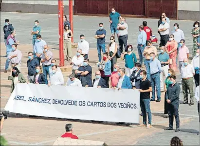  ?? SALVADOR SAS / EFE ?? Alcaldes y portavoces del PP se concentrar­on ayer en Vigo contra el acuerdo de la FEMP con el Gobierno