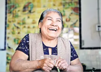  ??  ?? Estela Fabián tiene 65 años y seis nietos, uno de ellos también se llama Miguel. Desde hace 18 años es cocinera en el taller que diario brinda comida a unas 100 personas. Incluso, sus vecinos ya le dicen “La famosa”.