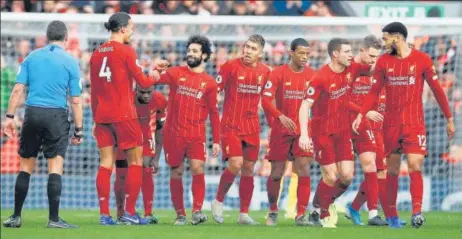  ?? REUTERS ?? ■
With a game in hand, Liverpool will go 30 points clear of Manchester United if they beat the latter in their Premier League meeting at Anfield on Sunday.