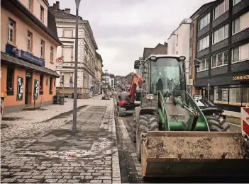  ?? RP-FOTO/ARCHIV: WIE ?? In der Mettmanner Innenstadt werden die Bagger bald verschwind­en. Neue Bordsteine sind schon angelegt und die Breite Straße wird ihrem Namen endlich wieder gerecht.