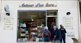  ??  ?? Hier, la police qui a procédé à de nombreux contrôles en centre-ville, est passée aussi chez la libraire rebelle de l’avenue Jean-Jaurès. (Photo Sandie Navarra)