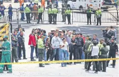  ??  ?? El alcalde de Bogotá, Enrique Peñalosa (centro), estuvo ayer donde se registró una explosión, en el barrio La Macarena.