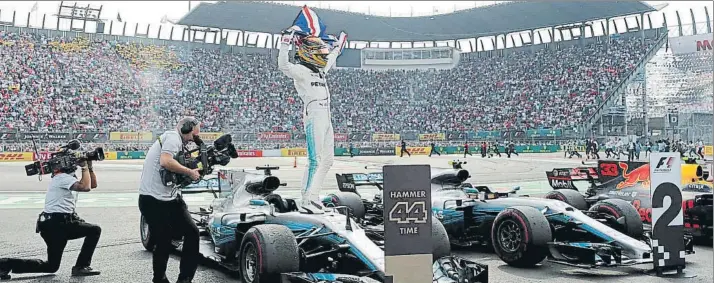  ?? FOTO: EFE ?? Lewis Hamilton celebra su cuarto título Mundial de Fórmula 1 en el GP de México después de sufrir mucho en una carrera en la que no pudo luchar por la victoria debido a un accidente con Vettel tras una gran salida