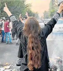  ?? EP ?? Una mujer iraní protesta en Teherán por la muerte de Mahsa.