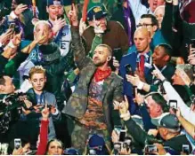  ??  ?? LA REALTÀ VIRTUALE Justin Timberlake a fianco del ragazzino che sta postando il selfie appena scattato con il suo idolo, durante l’intervallo del Super Bowl