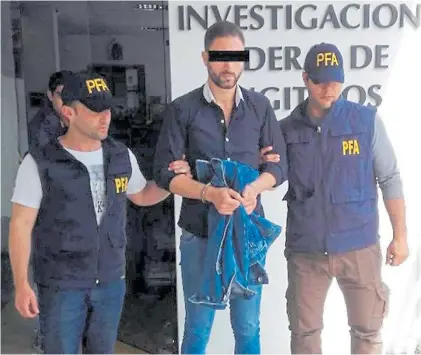  ??  ?? Detenido. Santos, ayer, cuando fue detenido por la Policía y llevado al juzgado de Claudio Bonadío.