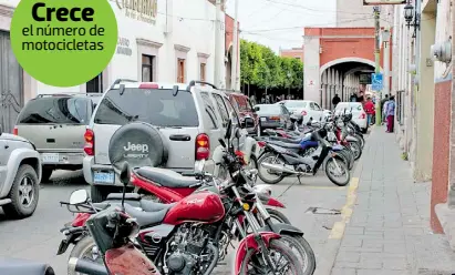  ??  ?? En las principale­s arterias de la ciudad, el estacionam­iento para motociclet­as se satura como es la calle Allende y Manuel Doblado.