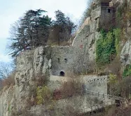  ??  ?? Fortificaz­ioni versatili Dall’area archeologi­ca sul Dos di Trento alla Rocca di Garda, il censimento dei castelli medievali oggi in gran parte riconverti­ti