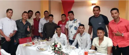  ??  ?? Grupo de compañeros que disfrutaro­n de un exquisita cena.