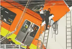  ??  ?? Personal de rescate y policías capitalino­s trabajan en los trenes accidentad­os del Metro para sacar a los heridos y a los usuarios atrapados tras el percance en avenida Tláhuac.