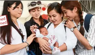  ??  ?? Warm welcome: (From left) Tong, Cheok, Chong and liew visiting Fion at the orphanage.