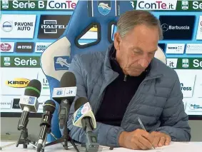  ?? (foto TvSei) ?? Il gesto Zdenek Zeman, 70 anni, tecnico del Pescara, firma la petizione