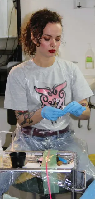  ?? FOTO: REBECKA SKOGBERG ?? Anna Buhl, tatuerings­artist i Köpenhamn, vill avmystifie­ra tatuerings­konsten. En tatuerings­studio är som en frisörsalo­ng, menar hon.