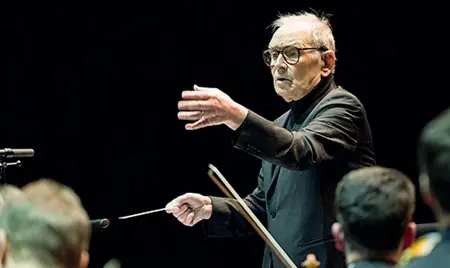  ??  ?? In scena Ennio Morricone in uno dei suoi concerti. Chiuderà la carriera a Verona