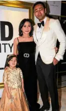  ??  ?? Dr. Vicki Belo and Dr. Hayden Kho with daughter Scarlet Snow